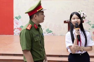 Học sinh Trường THCS Nguyễn Trãi (Hà Đông, Hà Nội) được tuyên truyền về tác hại của thuốc lá điện tử. Ảnh: TG