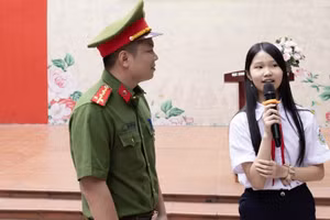 Học sinh Trường THCS Nguyễn Trãi (Hà Đông, Hà Nội) được tuyên truyền về tác hại của thuốc lá điện tử. Ảnh: TG