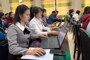 Cán bộ, giáo viên được hướng dẫn sử dụng GenAI để thiết kế bài giảng. Ảnh: Minh Đức