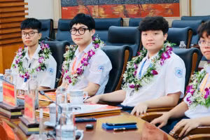 Sĩ Hiếu nhận khen thưởng của TP Hải Phòng.