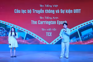 Các câu lạc bộ sinh viên của Trường Đại học Quản lý và Công nghệ TPHCM giới thiệu với tân sinh viên năm 2025 về các hoạt động ngoại khóa. Ảnh: UMT