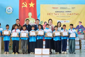 Văn phòng đại diện Báo GD&TĐ khu vực miền Trung - Tây Nguyên phối hợp cùng Sở GD&ĐT Gia Lai trao quà cho học sinh khó khăn ở xã Chơ Long.