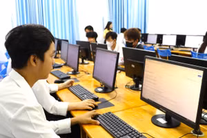 Sinh viên ở Cà Mau tham dự cuộc thi trực tuyến tìm hiểu về 80 năm Ngày Tổng tuyển cử đầu tiên bầu Quốc hội Việt Nam. Ảnh: Quách Mến