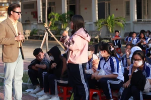 Tác giả giao lưu định hướng chọn ngành, chọn nghề với học sinh Trường THPT Ninh Hải (tỉnh Khánh Hòa). Ảnh: NVCC