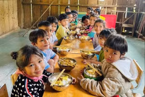 Bữa ăn trưa của học sinh điểm trường Ông Thái. Ảnh: NTCC