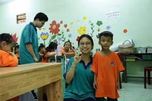 Học sinh Trường THPT Trường Chinh thăm và trao tặng quà Trung thu tại Trung tâm Học tập cộng đồng phường Tân Thới Nhất (Quận 12). Ảnh: NTCC.