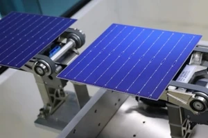 Tấm pin mặt trời dị thể quy mô phòng thí nghiệm do nhóm nghiên cứu chế tạo. Ảnh: NVCC 