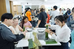 Sinh viên quốc tế Trường Đại học Sư phạm - Đại học Đà Nẵng trải nghiệm gói bánh chưng, bánh tét. Ảnh: NTCC