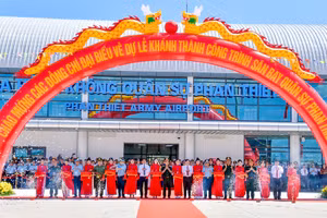 Các đại biểu thực hiện nghi thức cắt băng khánh thành dự án sân bay quân sự Phan Thiết.
