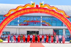 Các đại biểu thực hiện nghi thức cắt băng khánh thành dự án sân bay quân sự Phan Thiết.