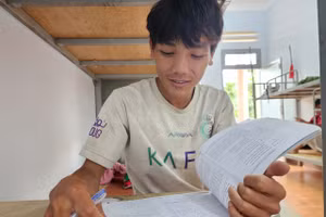 Khi các bạn tranh thủ nghỉ trưa ở khu ký túc xá, Hảng A Lỷ vẫn lấy sách vở ra ôn tập. Ảnh: Thành Tâm