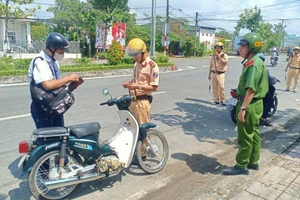 Lực lượng CSGT tỉnh Cà Mau kiểm tra, xử lý học sinh vi phạm Luật Giao thông. Ảnh: Q.M