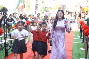 Cô, trò Trường Tiểu học Vĩnh Tuy (Hà Nội).