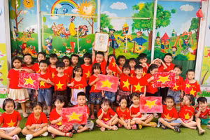 Trẻ Trường Mầm non Ngôi Sao Sáng hào hứng với hoạt động “Bé mừng sinh nhật Bác Hồ”. Ảnh: Minh Anh