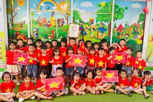 Trẻ Trường Mầm non Ngôi Sao Sáng hào hứng với hoạt động “Bé mừng sinh nhật Bác Hồ”. Ảnh: Minh Anh