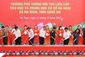 Các đại biểu thực hiện nghi thức khởi công Trường Phổ thông nội trú liên cấp Tiểu học và THCS xã Na Ngoi, Nghệ An.