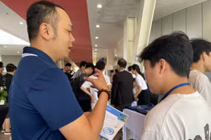 Đại diện doanh nghiệp trao đổi cơ hội thực tập, làm việc trong ngành vi mạch tại một chương trình hướng nghiệp tổ chức tại Trường Đại học Việt Đức. Ảnh: Hà An