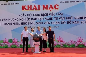 “Ngày hội giao dịch việc làm” tại quận Tây Hồ.