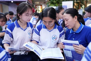 Học sinh tìm hiểu ngành tuyển sinh năm 2026. Ảnh minh họa: TDMU