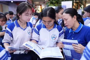 Học sinh tìm hiểu ngành tuyển sinh năm 2026. Ảnh minh họa: TDMU