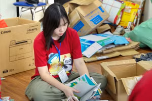 Các thành viên trong dự án phân loại giấy vụn tại sự kiện quyên góp giấy vụn “Lượm đây”.