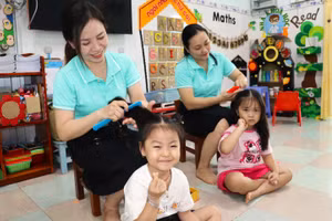 Cô và trò Trường Mầm non Hương Tràm (Tân Thành, Cà Mau). Ảnh: Quách Mến