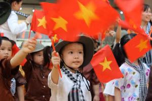 Trẻ mầm non TPHCM trong một hoạt động kỷ niệm 50 năm Ngày thống nhất đất nước (30/4/1975 – 30/4/2025). Ảnh minh họa: INT