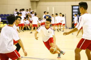 Câu lạc bộ bóng rổ được nhiều trường tổ chức dịp hè. Ảnh: Vân Anh