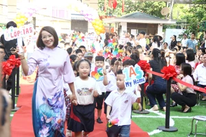 Cô trò Trường Tiểu học Vĩnh Tuy (Vĩnh Hưng, Hà Nội). Ảnh: TG