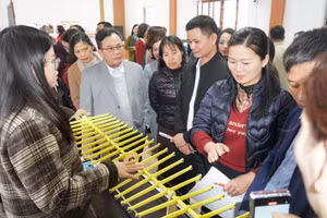 Giáo viên các trung tâm GDNN-GDTX trên địa bàn tỉnh Nghệ An tham gia hội thi đồ dùng dạy học tự làm. Ảnh: Hồ Lài