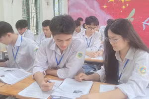 Học sinh chia sẻ kinh nghiệm ôn thi môn Ngữ văn. Ảnh: Đ.H