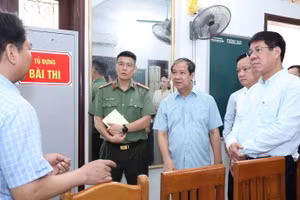 Bộ trưởng Bộ GD&ĐT Nguyễn Kim Sơn kiểm tra công tác tổ chức Kỳ thi tốt nghiệp THPT năm 2025 tại Trường THPT Nguyễn Đức Cảnh (TP Thái Bình, tỉnh Thái Bình) ngày 23/6. Ảnh: Trần Hiệp