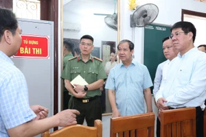 Bộ trưởng Bộ GD&ĐT Nguyễn Kim Sơn kiểm tra công tác tổ chức Kỳ thi tốt nghiệp THPT năm 2025 tại Trường THPT Nguyễn Đức Cảnh (TP Thái Bình, tỉnh Thái Bình) ngày 23/6. Ảnh: Trần Hiệp