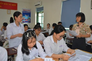 Cô và trò Trường THPT Yên Lạc (Vĩnh Phúc) tích cực ôn tập cho Kỳ thi tốt nghiệp THPT.
