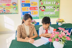 Tư vấn học sinh tại Trường Tiểu học Đại Lai (Gia Bình, Bắc Ninh). Ảnh: websites phòng GD&ĐT huyện Gia Bình