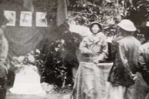 Trung đoàn trưởng Đặng Văn Việt chỉ huy trên đường số 4. Ảnh tư liệu