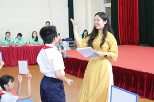 Cô và trò Trường Tiểu học Yên Hòa (quận Cầu Giấy) tại Cuộc thi Hoa trạng nguyên cấp trường.
