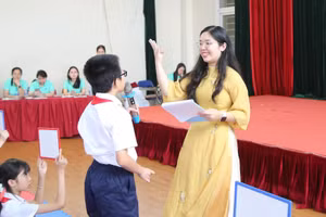 Cô và trò Trường Tiểu học Yên Hòa (quận Cầu Giấy) tại Cuộc thi Hoa trạng nguyên cấp trường.