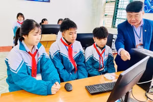 Giờ học Tin học ở Trường THCS Sơn Điện.