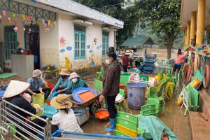 Giáo viên Trường Mầm non Pá Vạt lau dọn đồ dùng học tập, đồ chơi.