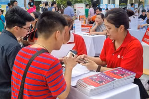 Nhiều phiên giao dịch được tổ chức giúp cho người lao động tìm việc làm.