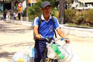 Lê Hữu Do vừa đạp xe đi học vừa thu gom phế liệu.