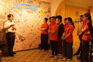 Sinh viên tìm hiểu lịch sử tại bảo tàng. Ảnh: CBSV1 