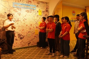 Sinh viên tìm hiểu lịch sử tại bảo tàng. Ảnh: CBSV1 