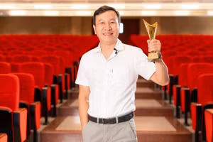 TS Phùng Văn Phúc có 6 năm liền được vinh danh trong danh sách 100.000 nhà khoa học có ảnh hưởng nhất thế giới. Ảnh: NVCC