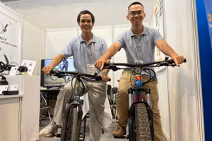 Dự án xe đạp điện trợ lực của Phạm Sơn Lộc (phải) và Trần Công Tiến. 