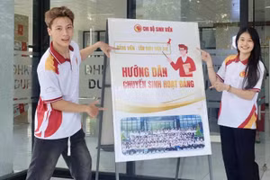 Chi bộ sinh viên Trường Đại học Kinh tế – Đại học Đà Nẵng hỗ trợ đón tân sinh viên làm thủ tục nhập học năm 2025.