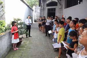 Học sinh tham quan Nhà tù Hỏa Lò. Ảnh: Vân Anh