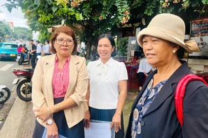 Cô giáo Nay H’Duyên (bên trái) đi thi với mong muốn làm gương cho con cái và học trò.
