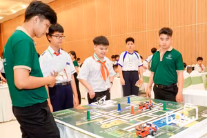Học sinh TP Cần Thơ tham gia Cuộc thi Robothon cấp thành phố năm 2025. Ảnh: Quốc Ngữ